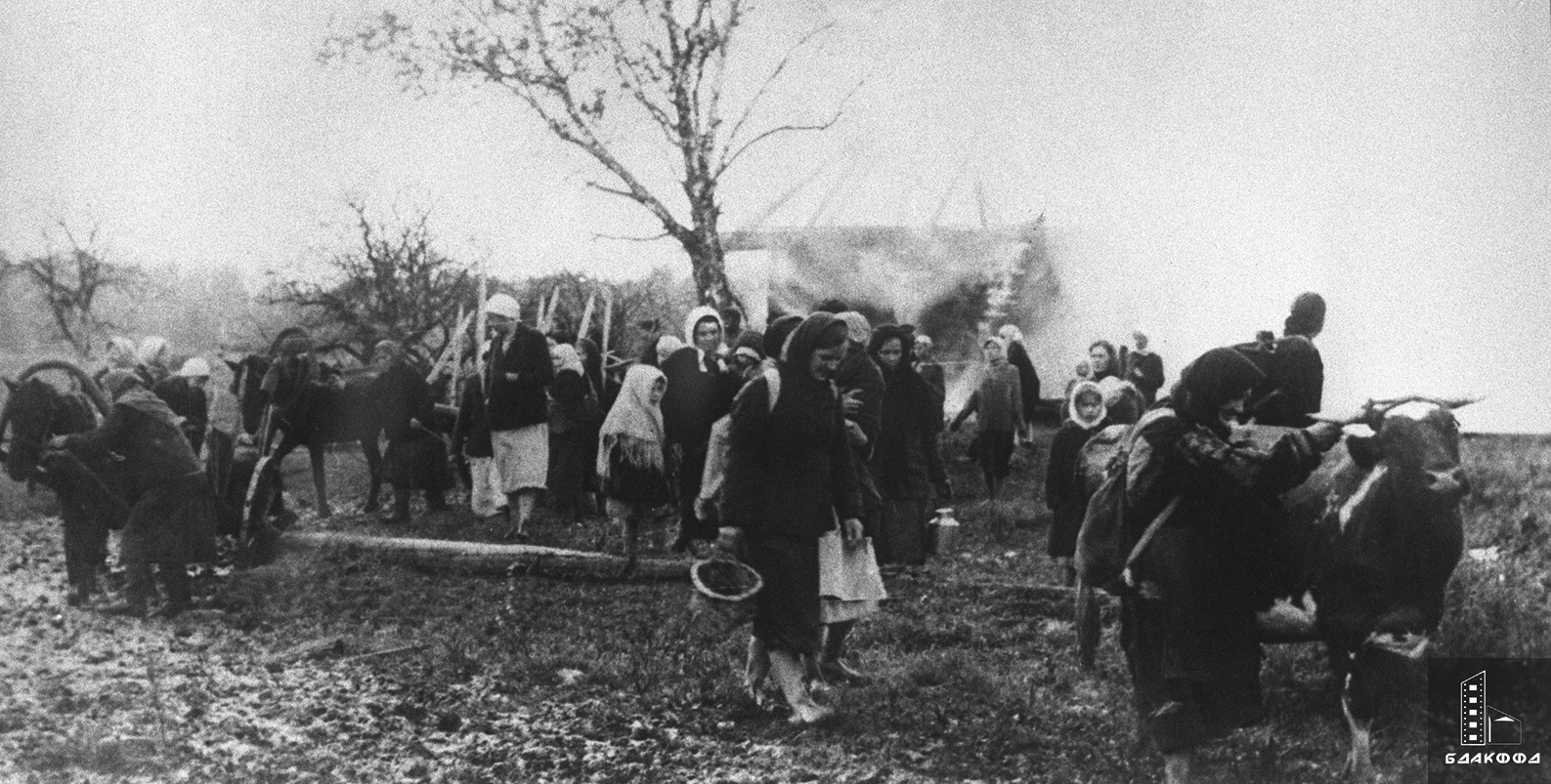 Жители деревни, сожженной немецким карательным отрядом, уходят в лес-стр. 0